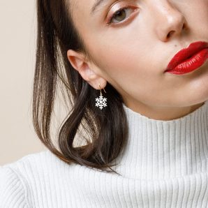 Un fiocco di neve alle orecchie per completare il look di natale, indossali con un morbido magione!