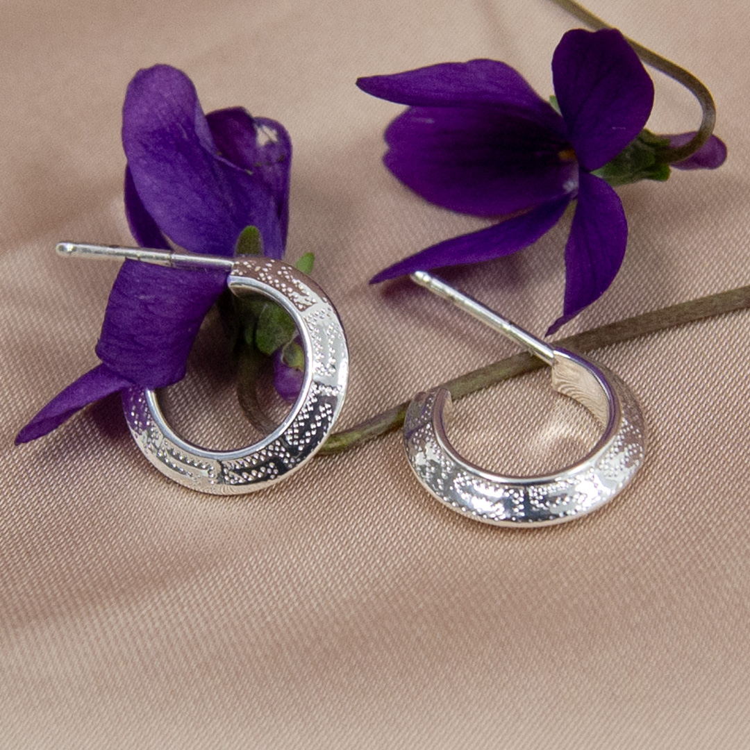 Orecchini Cerchio Piccoli Placcati Oro 20mm – Geometrici Chiave Greca – Regalo UK