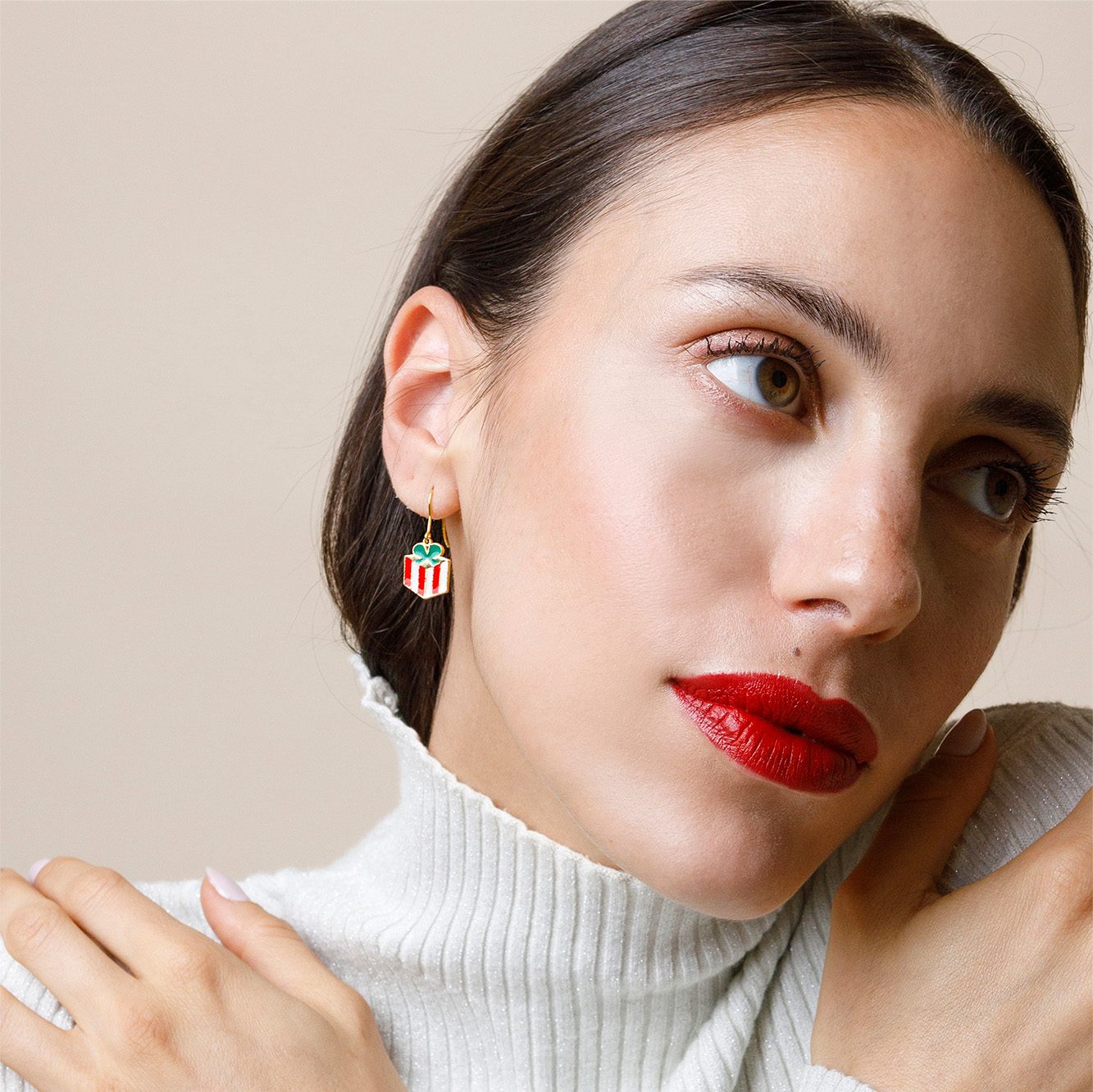 er Nata devi indossare orecchini a tema come quelli con il pacchetto regalo